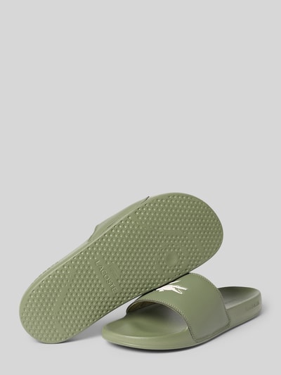 Produktfoto, Badeschuhe mit Logo-Print Modell 'SERVE SLIDE 0.0' von Lacoste für Herren in Optik: Unifarben, Schuhspitze: Rund, Absatzform: Flach, Verschluss: Schlupf/offen, strukturierte Sohle, glatte und matte Texturen.