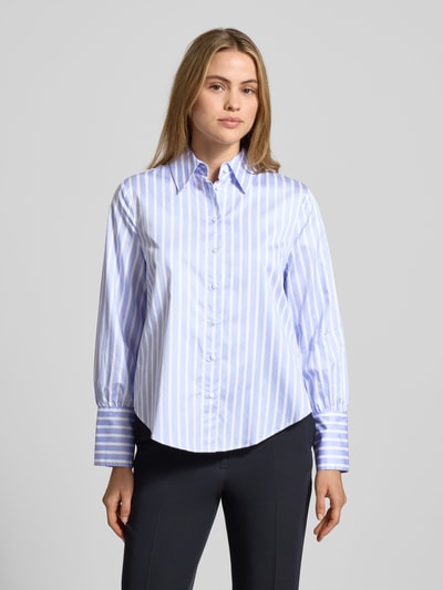 Frauenmodel trägt Regular Fit Bluse mit Knopfleiste Modell 'VICA' von Brax aus reiner Baumwolle, Hemdblusenkragen, Ganzkörperansicht von vorne.