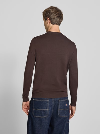 Männermodel trägt Regular Fit Pullover aus Viskose-Mix Modell 'WYLER' von ONLY, braun, glatte Oberfläche, Ganzkörperansicht Rückansicht. Herren Pullover von ONLY & SONS.