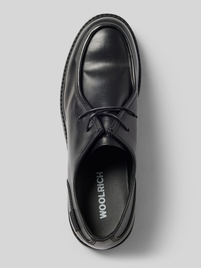 Produktfoto, Halbschuhe aus echtem Leder Modell 'Derby' von Woolrich in Schwarz, abgerundete Form, sichtbares Logo-Detail, strukturierte glatte Oberfläche, Absatzhöhe 4 cm, Schafthöhe 7 cm, Schaftweite 11 cm