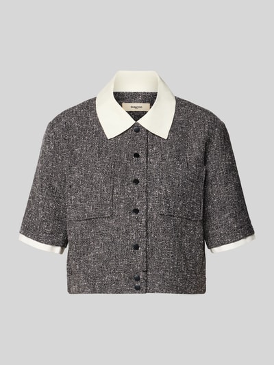 Produktfoto, Cropped Bluse mit Brusttaschen Modell 'LINO' von SUNCOO PARIS, Material-Mix mit Viskose-Anteil, Knopfleiste, Hemdblusenkragen, strukturierte graue und weiße Textur, Kontrast am Kragen und Ärmelsaum, Damen Bluse