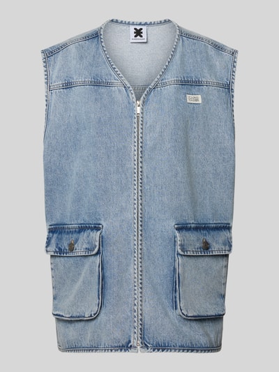 Produktfoto, Jeansweste mit Label-Patch von Karo Kauer aus Reine Baumwolle, Loose-Fit, V-Ausschnitt, Reißverschluss, Pattentaschen mit Knopfverschluss, hellblaue Denim-Oberfläche, sichtbare Nähte, Maße: Rückenlänge 71 cm, Schulterbreite 48 cm, Brustweite 65 cm.