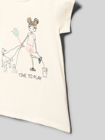 Mädchen trägt Regular Fit T-Shirt aus reiner Baumwolle von s.Oliver RED LABEL, Optik: Unifarben, Motiv-Print mit Glitzer, Mesh-Besatz, kurzarm, Nahaufnahme Oberkörper