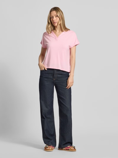 Frauenmodel trägt Regular-Fit T-Shirt aus Baumwoll-Mix mit Viskose-Anteil von Brax in Rosa, kombiniert mit Jeans, Damen T-Shirt, Ganzkörperansicht von vorne.