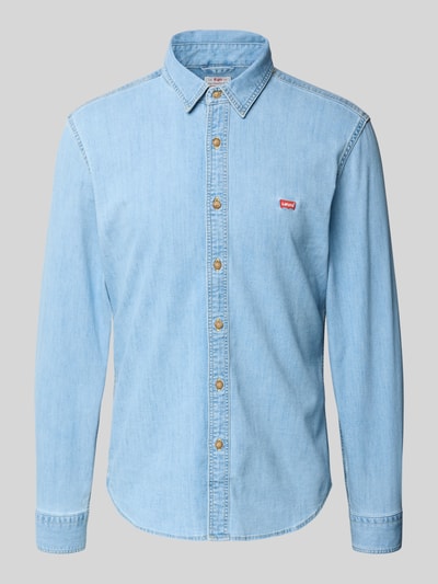 Produktfoto, Freizeithemd in Denim-Optik von Levi's®, hellblauer Baumwoll-Mix mit Stretch-Anteil, Knopfleiste, Label-Stitching, Regular-Fit