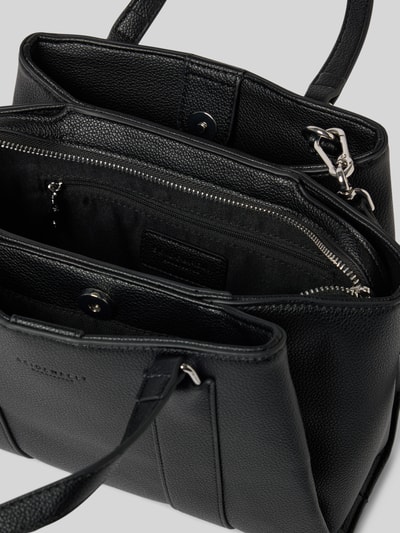 Produktfoto, schwarze Handtasche in Leder-Optik Modell 'Nelma' von Seidenfelt, geteiltes Hauptfach, silberne Details, strukturierte Oberfläche
