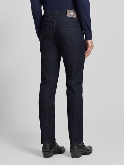 Männermodel trägt Straight Fit Jeans mit 5-Pocket-Design Modell 'Fortress' von JOOP! Collection, Baumwoll-Mix, Gerader-Schnitt, Dunkelblau, Ganzkörperansicht Rückansicht.