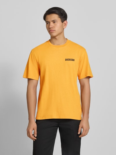 Męski model trägt T-Shirt mit Logo Modell 'DARRTOWN' von Dickies, bawełna, krój relaxed fit, okrągły dekolt, długość tyłu 72 cm, Ganzkörperansicht von vorne