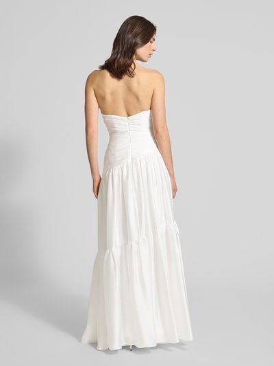 Frauenmodel trägt Regular Fit Abendkleid on Falten-Optik von Luxuar, schulterfrei, tailliert, Satin, Nahtreißverschluss, Rückenlänge 125 cm, Ganzkörperansicht Rückansicht.