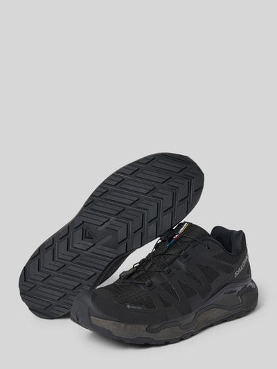 Productfoto, zwarte Sneaker met geprofileerde zool Model 'XC ROAM GTX' van Salomon, heren, vetersluiting, logoprint, hakhoogte 4 cm, schachthoogte 8 cm, schachtbreedte 8 cm