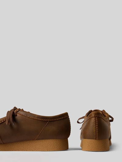 Produktfoto, Loafer mit Schnürverschluss von Clarks in Braun, strukturierte Sohle, Ziernähte, abgerundete Form, Label-Prägung, Schafthöhe 7 cm, Schaftweite 12 cm, Absatzhöhe 3 cm.