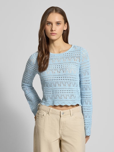 Frauenmodel trägt Cropped Strickpullover aus Baumwoll-Mix Modell 'ELKE' von ONLY, Optik: Unifarben, Boxy-Fit, Lochstrickmuster, Rundhals, Langarm, Materialverarbeitung: Lochstrick, Material: Baumwoll-Mix, hellblau, strukturierte Textur, Ganzkörperansicht von vorne.
