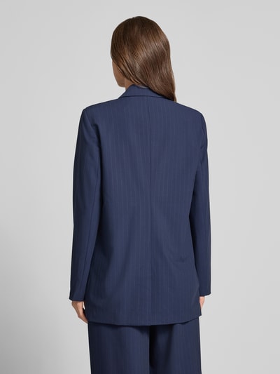 Vrouwenmodel draagt donkerblauwe blazer met fijne krijtstrepen, Materiaalmix met viscose, boxy fit, Model 'Lana' van My Essential Wardrobe, Reverskraag, dubbele knoopsluiting, Paspelzak op de borst, Klepzakken, Ruglengte bij maat 36: 74 cm, Borstwijdte: 51 cm, Mouwlengte: 64 cm, Ganzichaamsaanzicht achterkant