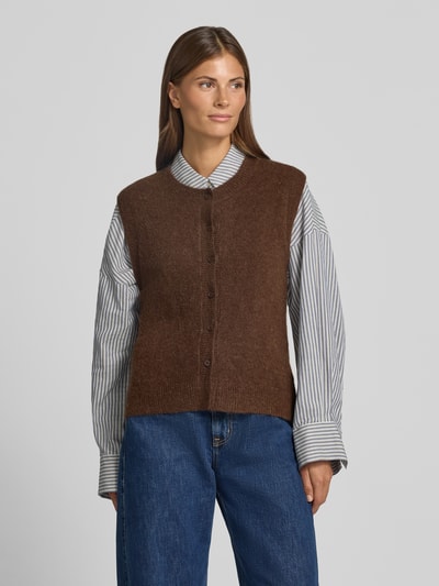 Frauenmodel trägt Strickweste mit Rundhalsausschnitt Modell 'Bondie Hope' von MSCH Copenhagen in Braun, Regular Fit, Woll-Mix, Ganzkörperansicht von vorne.