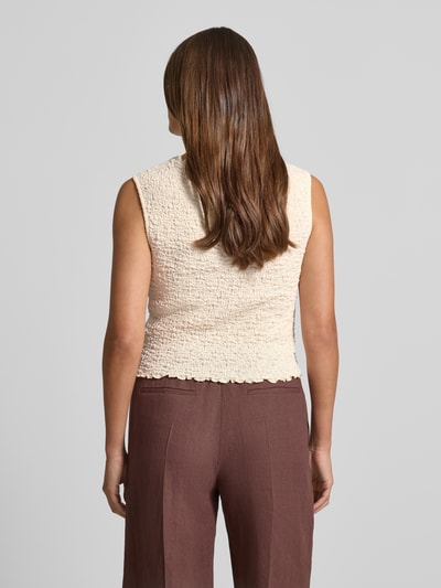 Vrouwenmodel draagt Top mit Strukturmuster und Rundhalsausschnitt van Jake*s Collection, beige, katoenmix met stretch, slim fit, rugaanzicht.