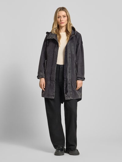 Kobiece modelka nosi Parka mit Kapuze und Pattentaschen Modell 'FREYA' von khujo, bawełna, krój relaxed fit, kieszenie z patką, ciemnoszary kolor, długość tyłu w rozmiarze S: 94 cm, szerokość ramion w rozmiarze S: 41 cm, szerokość klatki piersiowej w rozmiarze S: 53 cm, długość rękawów w rozmiarze S: 58 cm, pełny widok z przodu.