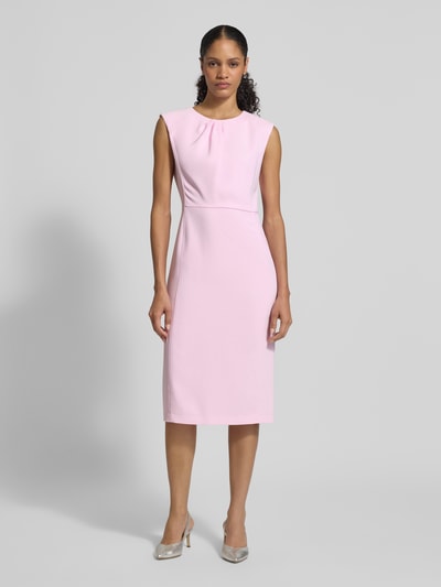 Modelka nosi Regular Fit Midikleid mit Gehschlitz von Marc Cain, elastyczna mieszanka materiałów, okrągły dekolt, krój bez rękawów, plisowanie, wszyty zamek błyskawiczny, różowy kolor, szerokość w rozmiarze 36: 42 cm, długość tyłu w rozmiarze 36: 108 cm, widok całej sylwetki z przodu.