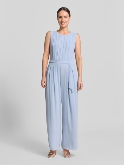 Frauenmodel trägt Regular Fit Jumpsuit mit Viskosefutter von s.Oliver BLACK LABEL in Optik: Unifarben, Chiffon Materialverarbeitung, Ganzkörperansicht von vorne.