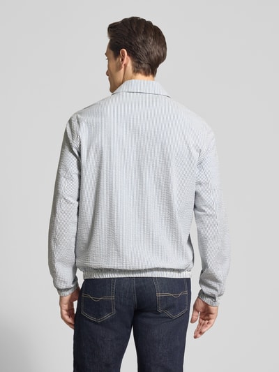 Männermodel trägt Jacke mit Zweiwege-Reißverschluss und Label-Stitching von Gant aus Baumwoll-Elasthan-Mix, Regular-Fit, Rückenansicht.