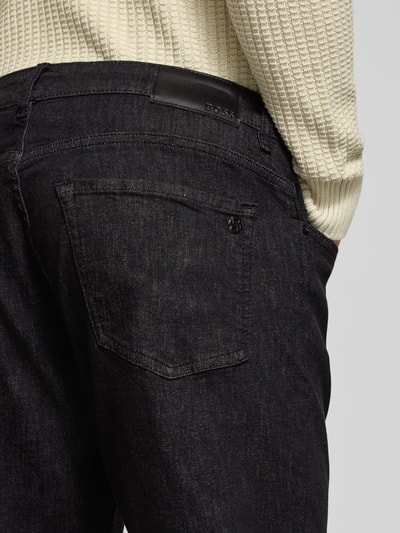 Mannelijk model draagt Straight Fit Jeans met Gabardine-look van BOSS Orange, effen denim, regular fit, straight leg, 5-pocket, detailopname.
