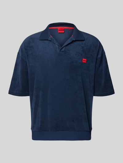 Produktfoto, Regular Fit Poloshirt aus Baumwoll-Mix Modell 'TERRANCE' von HUGO in Dunkelblau, kurzarm, Polokragen, unifarbene Sweat-Optik, Label Patch
