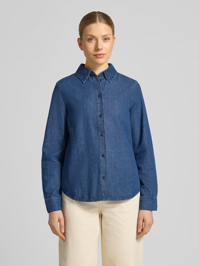 Modelka kobieca nosi Regular Fit Jeanshemd aus Baumwoll-Lyocell-Mix Modell 'AURELAA' od Armedangels, denim, przód, zdjęcie całopostaciowe