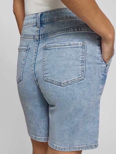 Vrouwenmodel draagt Jeansshorts met steekzakken model 'Jane' van FREE/QUENT, katoenmix met stretch, regular fit, detailopname rug.