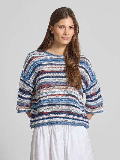 Frauenmodel trägt Strickpullover mit 1/2-Arm von Oui, bunt gestreift, Regular Fit, Rundhals, Rollsaum, Ganzkörperansicht von vorne