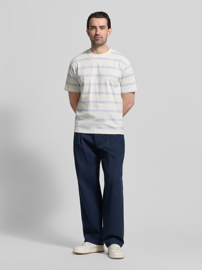 Männermodel trägt T-Shirt mit geripptem Rundhalsausschnitt von MCNEAL, weiß mit hellgrauen Streifen, Regular Fit, Ganzkörperansicht von vorne