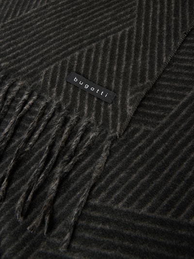 Produktfoto, Schal mit Label-Detail von bugatti in Dunkelgrau, rechteckige Form, Strick-Optik, Fransen, dezentes Muster, Breite 30 cm