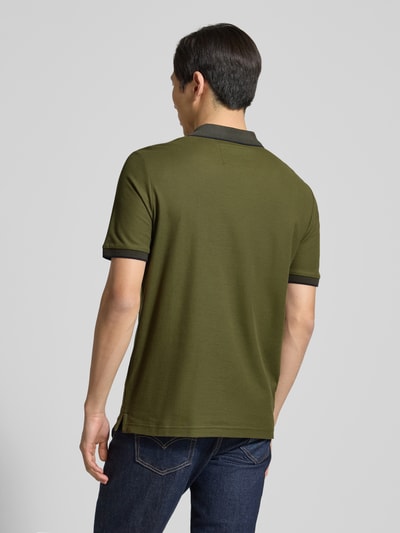 Männermodel trägt Modern Fit Poloshirt mit Stitching van Fynch-Hatton in olijfgroen, katoen, polokraag, knoopsluiting, achteraanzicht, ganzkörperansicht Rückansicht