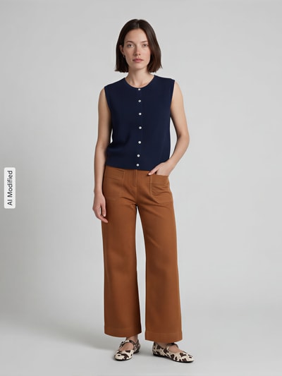 Frauenmodel trägt Hose mit verkürzter Passform mit aufgesetzten Taschen von Jake*s Casual in Braun, sichtbar sind aufgesetzte Taschen, Knopf- und Reißverschluss sowie Gesäßtaschen, Ganzkörperansicht von vorne.