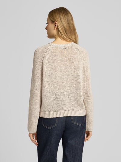 Frauenmodel trägt Relaxed Fit Pullover aus Baumwoll-Mix von Marc O'Polo in Optik: Unifarben, Grobstrick, Ganzkörperansicht Rückansicht.