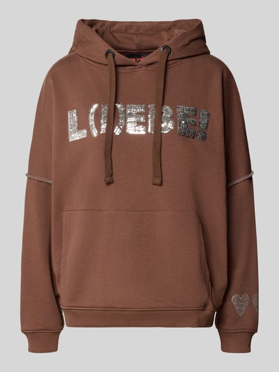 Produktfoto, brauner Oversized Hoodie aus reiner Baumwolle Modell 'L(I)EBE' von miss goodlife mit Känguru-Tasche, gerippten Abschlüssen, Pailletten- und Strasssteinbesatz