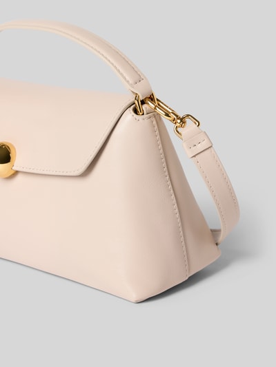 Produktfoto, Umhängetasche mit Label-Detail Modell 'SFERA' von FURLA in Creme mit goldfarbenem Verschluss, glatte Oberfläche, Kontext: Damen Umhängetasche, Hauptfach mit Umschlag und Druckknopfverschluss, verstellbarer Schultergurt, Breite 23 cm, Länge 14 cm, Tiefe 9 cm, Länge Schulterriemen 110 cm