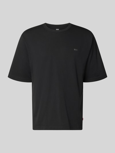 Produktfoto, T-Shirt mit Label-Print von Levi's®, schwarze reine Baumwolle, lockerer Schnitt, gerippter Rundhalsausschnitt.