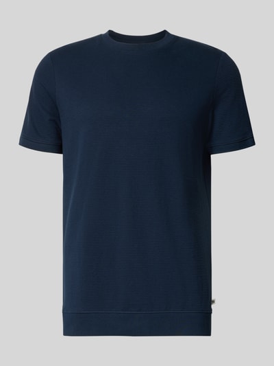 Produktfoto, dunkelblaues Regular Fit T-Shirt aus Baumwoll-Mix von s.Oliver RED LABEL mit feiner Struktur auf grauem Hintergrund.