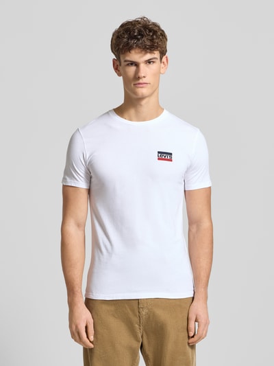 Męski model nosi T-shirt mit Label-Print im 2er-Pack od LEVI'S®, bawełna, krój slim fit, prążkowany okrągły dekolt, zestaw 2 szt., widok z przodu, długość tyłu przy rozmiarze M: 67 cm.
