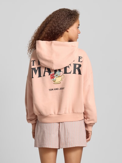 Review Hoodie mit Motiv-Print und überschnittenen Schultern Altrosa 5