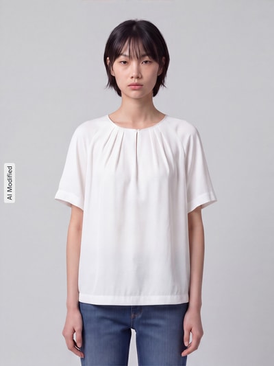 Frauenmodel trägt Relaxed Fit Bluse mit gelegten Falten von comma in Weiß, Satinoptik, Rundhalsausschnitt, elastischer Material-Mix, Kurzarm, Ganzkörperansicht von vorne, KI-modifiziertes Bild.
