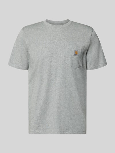 Produktfoto, Regular Fit T-Shirt mit Logo-Patch von Carhartt Work In Progress aus reiner Baumwolle, graues Shirt, Rundhalsausschnitt, Brusttasche