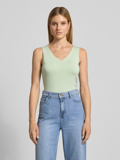 Frauenmodel trägt Top mit V-Ausschnitt Modell 'Marica' von Soyaconcept in Hellgrün, Lyocell-Elasthan-Mix, Slim-Fit, Ganzkörperansicht von vorne, Rückenlänge bei Größe S 60 cm.