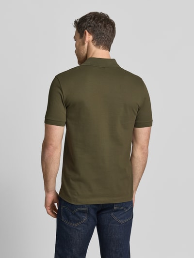 Męski model nosi Slim Fit Poloshirt aus Baumwoll-Mix Modell 'PASSENGER' von BOSS Orange, efekt: jednolity kolor, krój slim fit, naszywka z logo, kołnierzyk polo, zapięcie na 2 guziki, krótki rękaw, mieszanka bawełny, Ganzkörperansicht Rückansicht.