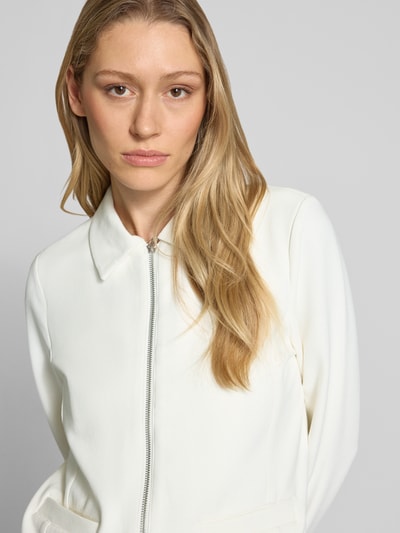 Frauenmodel trägt Regular Fit Kurzblazer aus Baumwoll-Mix von Tom Tailor in Optik: Unifarben, Strukturiert, Nahaufnahme Oberkörper.