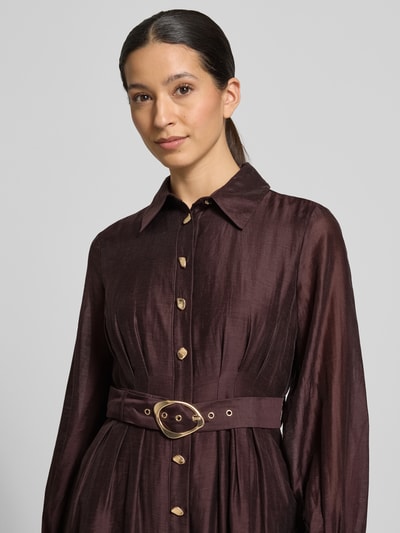 Frauenmodel trägt Abendkleid aus Lyocell-Mix mit Gürtel von Forever New in dunklem Braun, Knopfleiste und A-Linie, Nahaufnahme Oberkörper. Modell 'Evelyn Seam Detail', Maxikleid, Damen, Lyocell-Mix mit Leinen-Anteil, Rückenlänge bei Größe 36: 40 cm, Brustweite 44 cm, Ärmellänge 63 cm.
