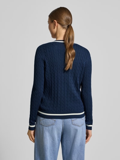 Vrouwenmodel draagt Slim Fit Longsleeve in tricotlook van Christian Berg Woman in katoenmix, blauw met structuur, ruglengte 58 cm, mouwlengte 63 cm. Ganzkörperansicht Rückansicht.