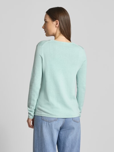 Vrouwenmodel draagt Regular Fit Pullover aus Baumwoll-Viskose-Mix van Tom Tailor in effen lichtblauw, fijne ribstructuur, lange mouwen, geribde boorden, v-hals, detailopname rugaanzicht.