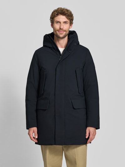 Männermodel trägt donkerblau Heren jack met hoge kraag, klepzakken, regular fit, Save The Duck Jacke mit verdecktem Reißverschluss Modell 'WILSON', ruglengte maat M 89 cm, schouderbreedte 46 cm, borstwijdte 51 cm, mouwlengte 68 cm, ganzlichaamsaanzicht van voren
