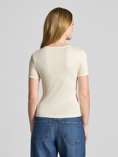 Frauenmodel trägt T-Shirt im Allover-Look mit Rundhalsausschnitt von Jake*s Casual aus Baumwoll-Modal-Mix, Slim-Fit, Rückenlänge 52 cm, Ganzkörperansicht Rückansicht.