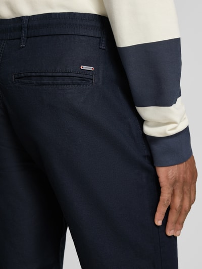 Männermodel trägt dunkelblaue Chino-Shorts mit Tunnelzug Modell 'DAWSON' von Lerros, Regular Fit, Baumwoll-Leinen-Mix, Detailaufnahme Rückansicht.